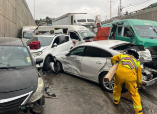 Tráiler sin frenos provoca choque múltiple con 30 vehículos en Tijuana; hay 34 lesionados