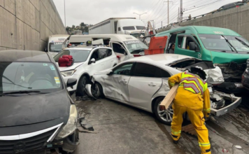 Tráiler sin frenos provoca choque múltiple con 30 vehículos en Tijuana; hay 34 lesionados