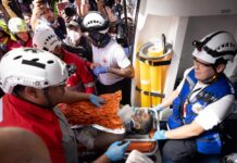 Rescatan con vida a hombre tras permanecer ocho días bajo los escombros en Venezuela