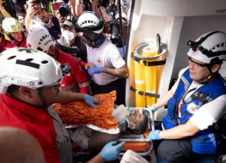 Rescatan con vida a hombre tras permanecer ocho días bajo los escombros en Venezuela