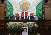 Inscriben con letras doradas el nombre de Amalia Solórzano en el Congreso; Bedolla destaca su legado