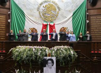 Inscriben con letras doradas el nombre de Amalia Solórzano en el Congreso; Bedolla destaca su legado