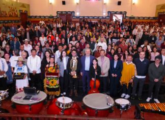 Bedolla y Claudia Curiel impulsan la cultura con entrega de instrumentos a 6 bandas musicales en Pátzcuaro