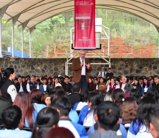Con D4TA, docentes de prepa y universidad serán los primeros del país en recibir plan de internet gratuito: Bedolla