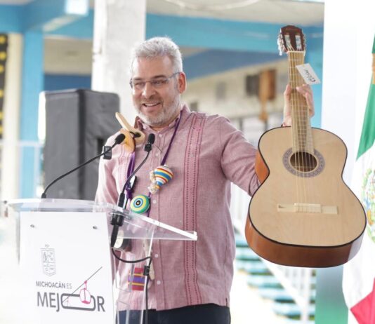 Más de 10 mil guitarras de Paracho llegarán a secundarias de Michoacán: Bedolla