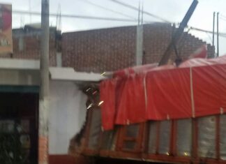 Camión torton se incrusta en un domicilio de Tzurumútaro, Pátzcuaro