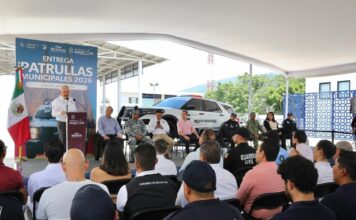 Para reforzar la seguridad, entrega Bedolla nuevas patrullas a la Policía de Zamora