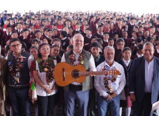 Bedolla fortalece la educación con entrega de 10 mil guitarras de Paracho a secundarias