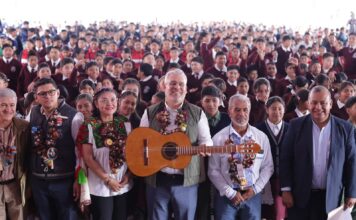 Bedolla fortalece la educación con entrega de 10 mil guitarras de Paracho a secundarias