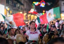 Entre familias y fervor patrio, Bedolla da el Grito de Independencia en el Centro Histórico