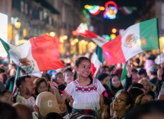 Entre familias y fervor patrio, Bedolla da el Grito de Independencia en el Centro Histórico