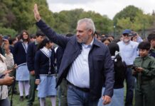 Inaugura Bedolla cinco canchas de fútbol 7 en secundarias de Uruapan