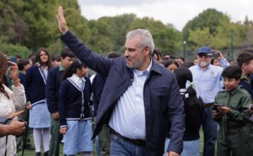 Inaugura Bedolla cinco canchas de fútbol 7 en secundarias de Uruapan