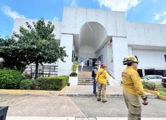 Caída de andamio deja tres trabajadores lesionados afuera de un Banco Santander en Morelia