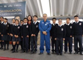 Bedolla y el astronauta José Hernández motivan a estudiantes michoacanos a soñar en grande