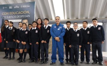Bedolla y el astronauta José Hernández motivan a estudiantes michoacanos a soñar en grande