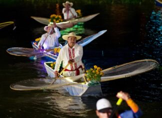 Canales iluminados y ofrendas flotantes en Urandén; última oportunidad de vivir “El camino de las ánimas”